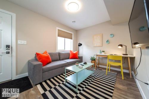 NEW, Euro-Style Suite, Whyte Avenue, AC, Netflix, Sleeps 6!