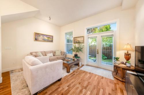 Central 3BR Townhouse Near Oakridge & SkyTrain