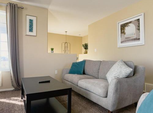 Spacious 4BR with King Suite - Garage - Netflix