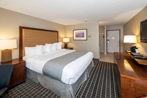 Clarion Pointe Medicine Hat Saamis Tepee in Medicine Hat