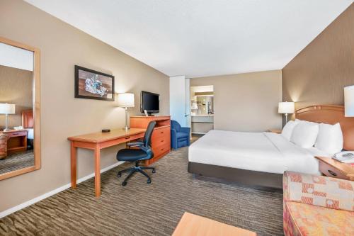 Econo Lodge Inn & Suites