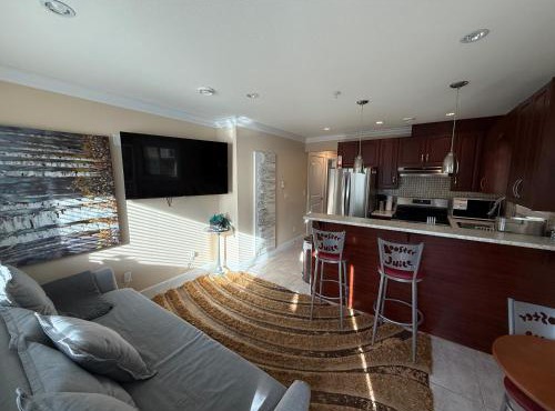 Cozy 2 Bdrm Basement suite in the Heart of Renfrew Heights