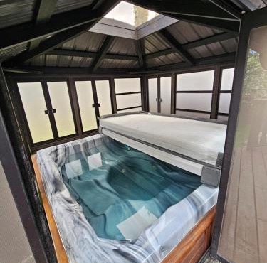 Family Retreat Hot Tub Banff and Calgary DT Access