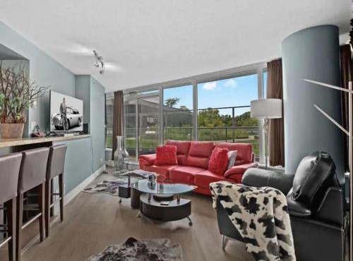 Modern 2BR Luxury Apartment - Amazing Location, Steps To Everything!