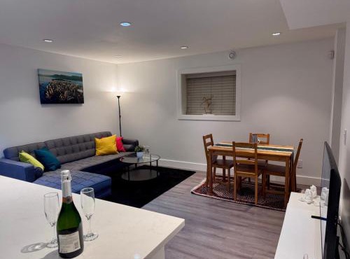 A&A Resident - Modern North Vancouver 2BR Suite