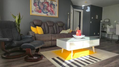 Modern Coastal 2BR Retreat with Hot Tub in Vancouver BC
