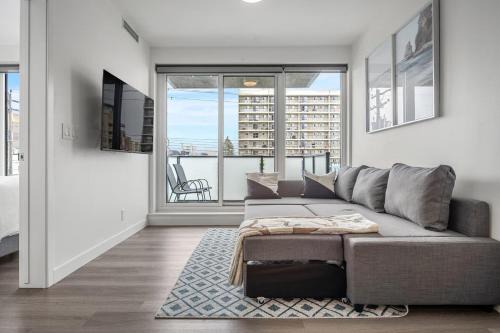 Stylish Serenity 1BR Kensington Condo wParking