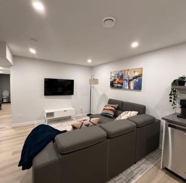 Modern Private 2BR Suite Near Edmonton Airport
