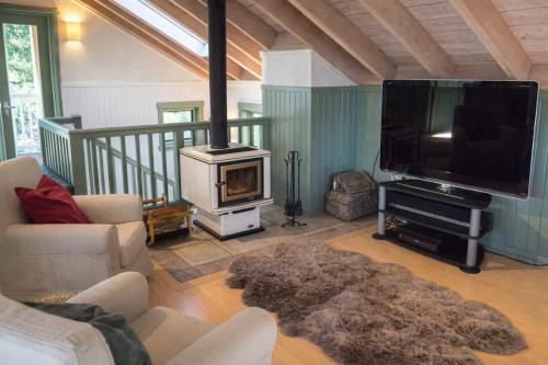 Valhalla The Loft (Oceanfront Hot tub)