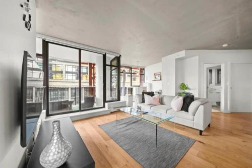 Spacious 2BR Downtown Vancouver Condo Free Parking