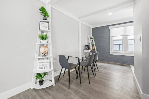 “Brick & Bloom” DT Loft | FreePrkg |AC+Firepl+Wifi