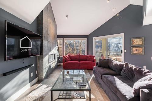 Lynx 204 by Outpost Whistler