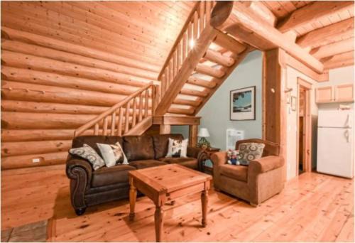 Charming Rustic Cabin Perfect for Groups