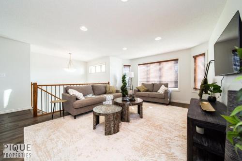 6BDRM Chic Modern Home-Fireplace-BBQ-Sleeps 18!