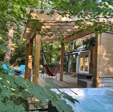 Riverwood Retreat-hot tub and cedar sauna on the river