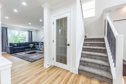 Valley Villa Spacious 5BD Getaway! Sleep 12, 1hr to Banff, 40 Mins Canmore, 5 mins to WinSport & Olympic park