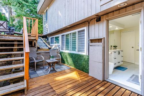 Spacious 3BR Guest Suite by the Creek In North Vancouver Sleeps 6, Free Parking