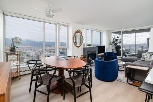 Luxury 2 Bed 2 Bath Condo Downtown Vancouver with Free Parking