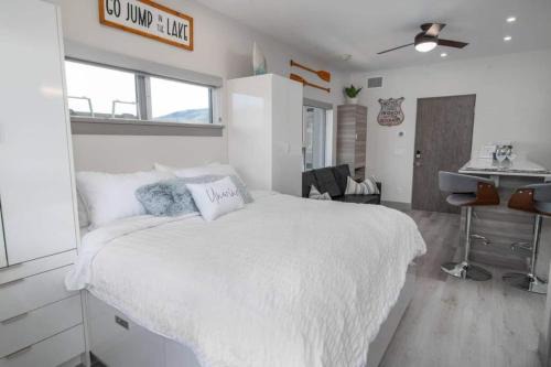 Top Floor Lakeshore Views Near Skiing