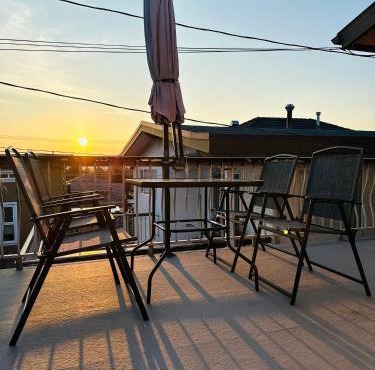 4BR Family Spacious Home - Near SkyTrain - Free Parking