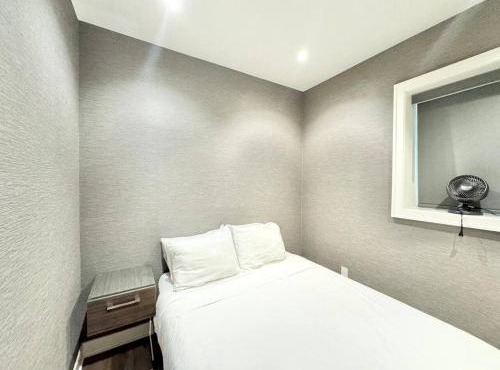 Kitsilano Retreat at Private 3 Bed with Parking and BBQ