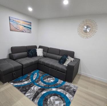 Cozy Modern Spacious 2 Bedroom and full kitchen in Southwest Calgary