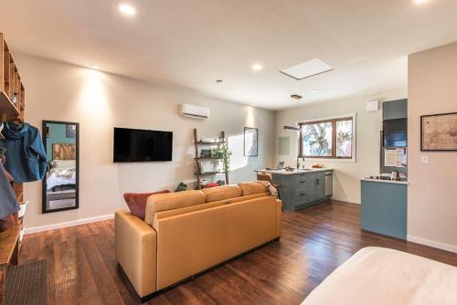Sparkling NEW Rossland Midtown Studio Apartment