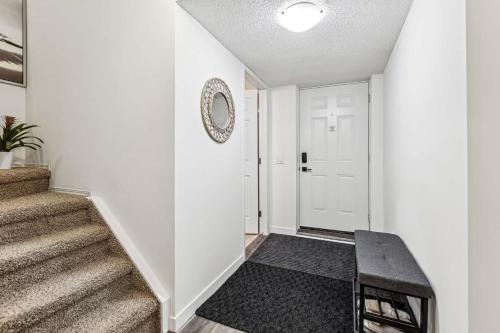Basement Suite in Calgary - Short Drive to Banff
