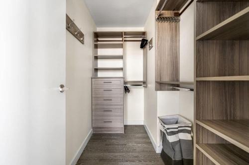 Executive Sky LUX - 2 BD 2BA Views Pool Patio & Gym