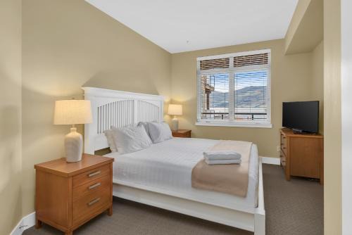 Lakefront Getaway at The Cove
