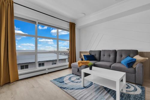 Bright Condo with Balcony & Free Parking