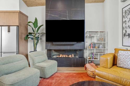 Scenic Views in a Luxurious Townhouse
