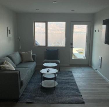 Lakefront Nest Beach House Suite