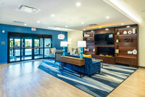 Comfort Suites Kelowna