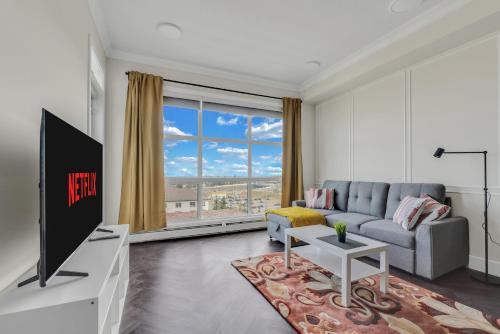 Elegant Downtown Condo with Balcony & Parking