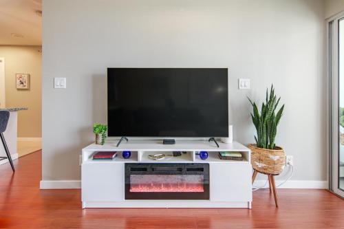 Cozy Condo! Central Location! Plus One Free Parking!