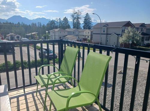 3 Bed Townhouse, Mountain Views, Large Deck, Air Con, Garage