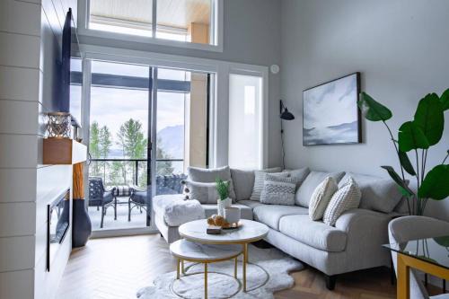 Brand New Penthouse with Lake and Mtn Views