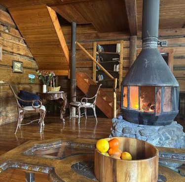 Rustic Beaverfoot Lodge Room N4