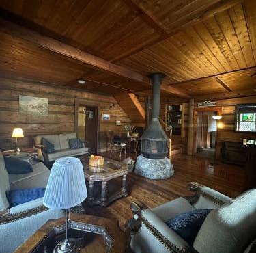 Rustic Beaverfoot Lodge Room N3