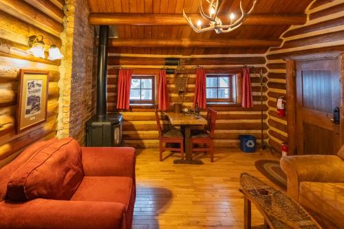 Storm Mountain Lodge & Cabins