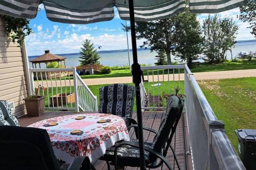 4 Seasons Lakeview Cottage w/Private Boating Dock