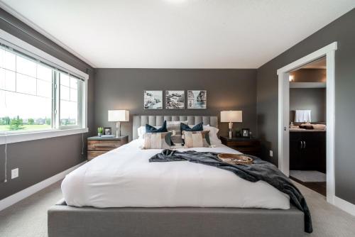 Amazing Luxe Home, AC, HUGE Yard, FirePit, Pet Friendly, Sleeps 10!