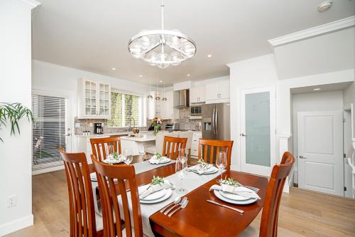 Comfortable and Modern Rowhouse Perfect for BC Escapade, air conditioned