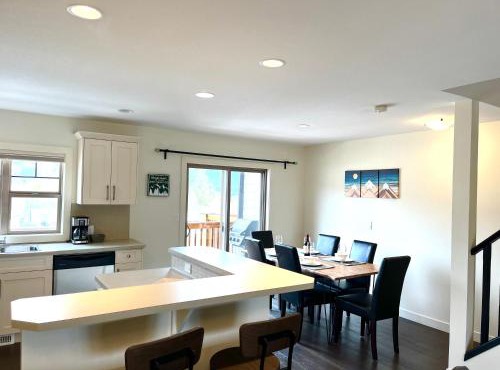 Perfect base Invermere 3bd townhouse mt views with garage