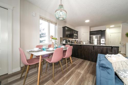 Mediterranean Retreat - King Bed - Fireplace - Garage in Edmonton