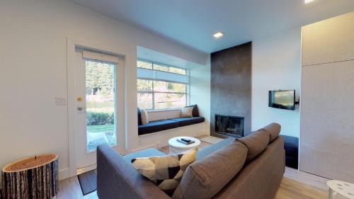 1BR and Sofabed at Whistler on the Lake, Lakefront, Serene Setting, Wood Burning Fireplace