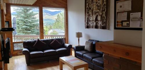INVERMERE ON THE LAKE! 4 Br Mountain View Home, Kid Friendly Yard! Walk to Town, Kinsman Beach Park! Arena!