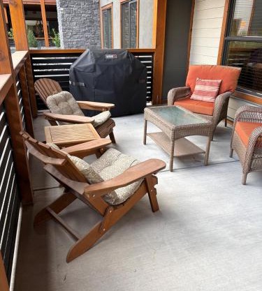Spring Creek White Spruce Lodge Den 