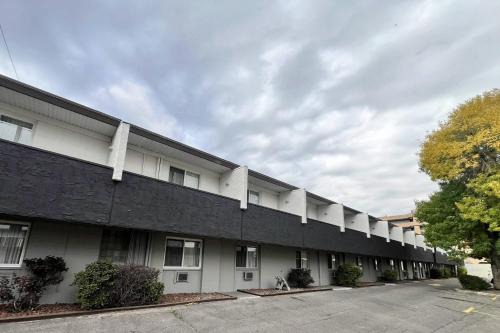 Econo Lodge Motel Village 